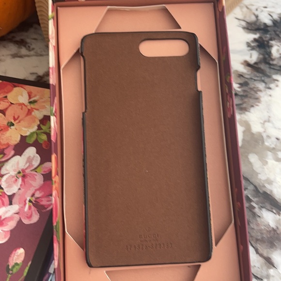 Gucci Cellphone - Picture 2 of 3